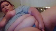 BBW Girl Pleasures Herself on Webcam