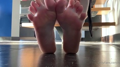 Romy Feet aka romyfeet OnlyFans - Je surprends mon coloc en