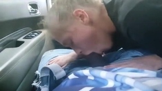 AMATEUR BLONDE SUCKING A BIG BLACK COCK IN A CAR
