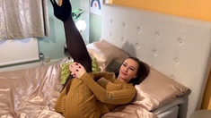 Naked amateur milf masturbates shaved pussy