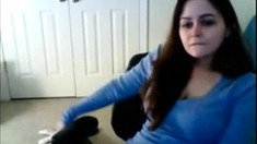 Brunette Babe Fingers Herself On Webcam